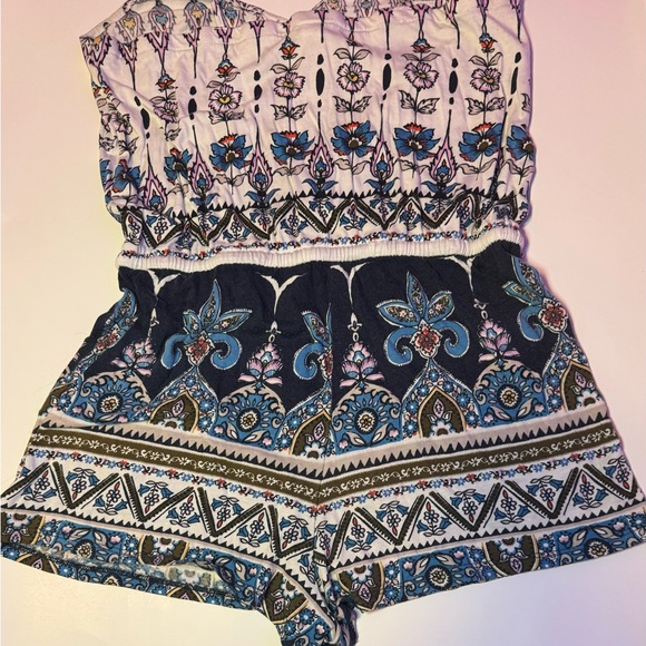 Aeropostale V-neck Romper | White base Floral pattern women’s size M - Picture 4 of 6